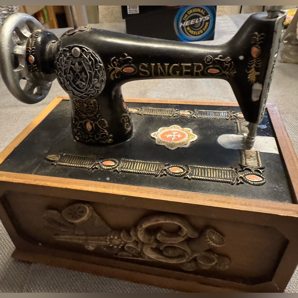 Singer sewing box ( vintage )